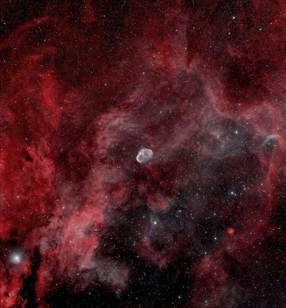 Crescent Nebula in HOO - Cameron Caldwell